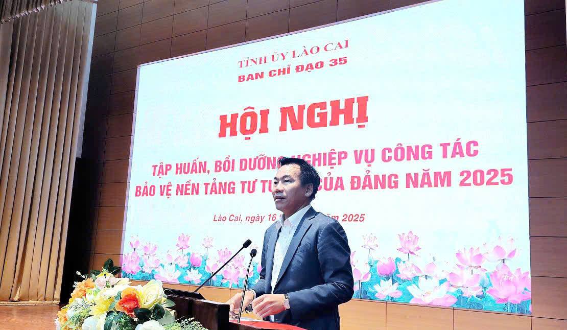 Đồng ch&iacute; Dương Đức Huy, UV BTV, Ban Tuy&ecirc;n gi&aacute;o v&agrave; D&acirc;n vận Tỉnh ủy, Ph&oacute; Trưởng ban Thường trực Ban Chỉ đạo 35 Tỉnh ủy L&agrave;o Cai ph&aacute;t biểu khai mạc Hội nghị.