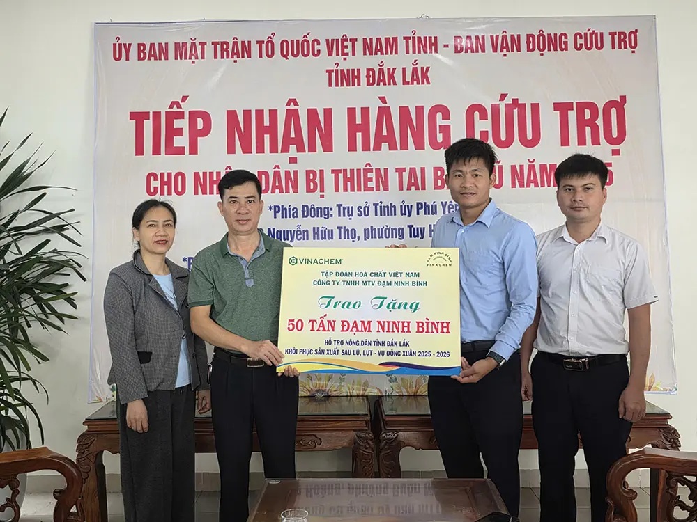 Đạm Ninh Bình trao tặng 190 tấn phân bón hỗ trợ đồng bào vùng lũ khôi phục sản xuất