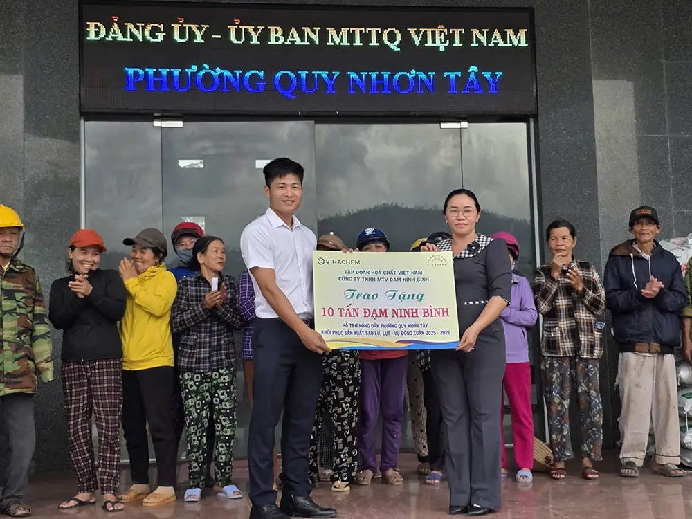 Anh L&ecirc; Văn Tuy&ecirc;n trưởng ph&ograve;ng Kinh Doanh - Đại diện C&ocirc;ng ty TNHH Đạm Ninh B&igrave;nh trao tặng b&agrave; con n&ocirc;ng d&acirc;n phường Quy Nhơn T&acirc;y