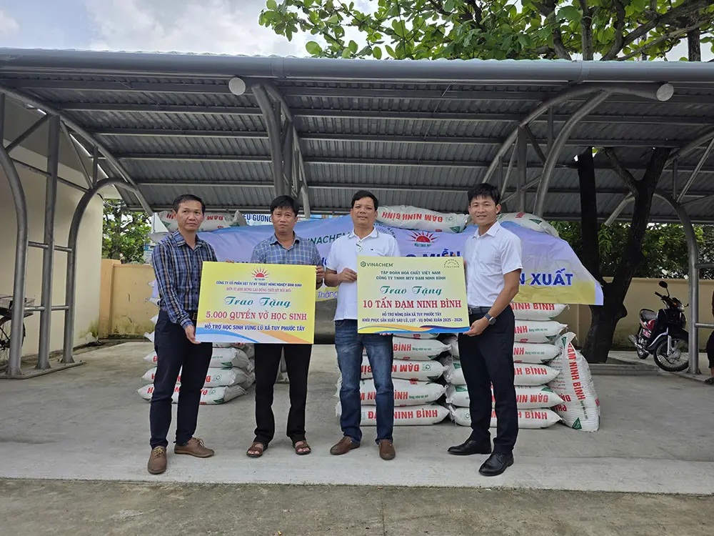 Anh L&ecirc; Văn Tuy&ecirc;n trưởng ph&ograve;ng Kinh Doanh - Đại diện C&ocirc;ng ty TNHH Đạm Ninh B&igrave;nh trao tặng b&agrave; con n&ocirc;ng d&acirc;n x&atilde; Tuy Phước T&acirc;y