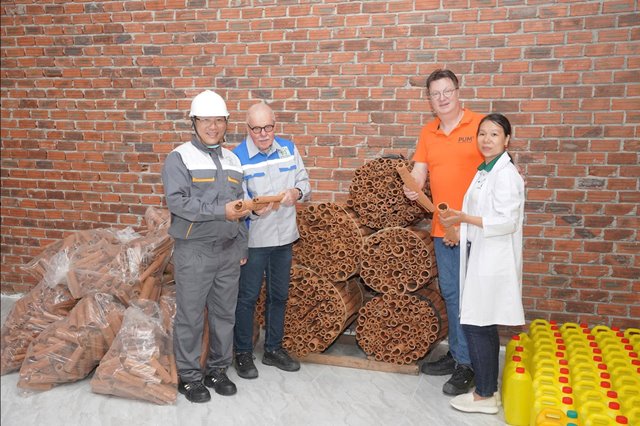 C&aacute;c chuy&ecirc;n gia tổ chức PUM - H&agrave; Lan hỗ trợ tư vấn kỹ thuật cho HTX Quế Tr&agrave; My Minh Ph&uacute;c