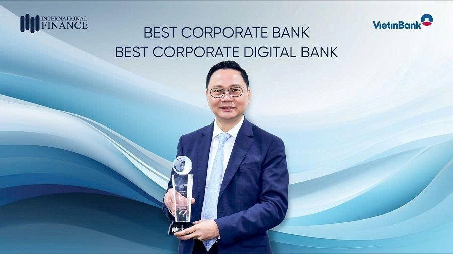&Ocirc;ng Nguyễn Thanh T&ugrave;ng - Gi&aacute;m đốc Khối KHDN VietinBank nhận giải thưởng