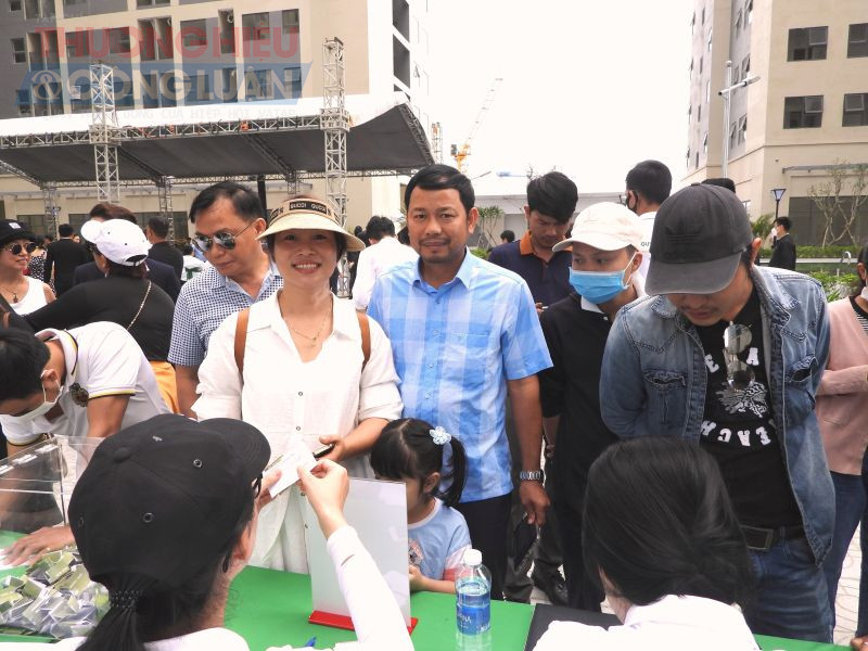 Đăng ký tại Khu chung cư nhà ở xã hội tại lô đất B4-2 thuộc Khu đô thị xanh Bàu Tràm Lakeside. Ảnh Hoàng Hữu Quyết. Đăng ký tại Khu chung cư nhà ở xã hội tại lô đất B4-2 thuộc Khu đô thị xanh Bàu Tràm Lakeside. Ảnh Hoàng Hữu Quyết.