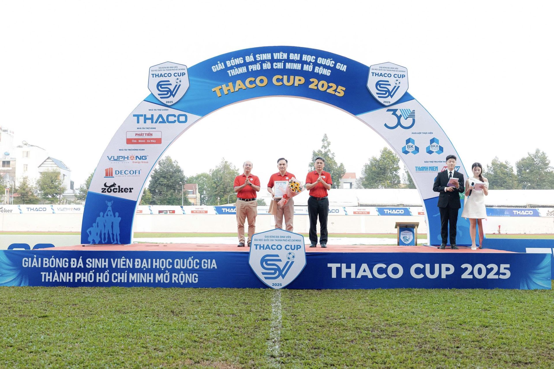 Đại diện Ban tổ chức tặng hoa cảm ơn tới nh&agrave; t&agrave;i trợ ch&iacute;nh THACO