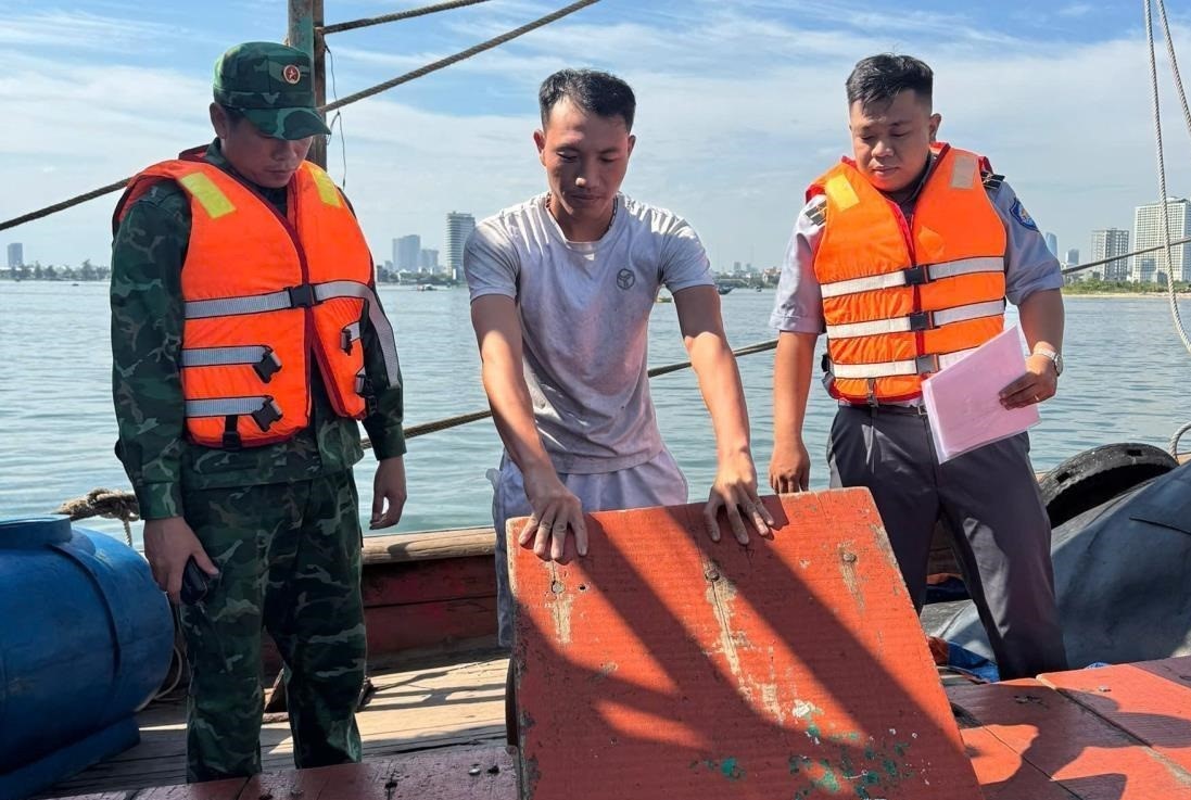 Đồn Biên phòng Sơn Trà (Bộ đội Biên phòng TP. Đà Nẵng) kiểm tra phương tiện hoạt động khai thác hải sản trên vùng biển Đà Nẵng. Ảnh: TH Đồn Biên phòng Sơn Trà (Bộ đội Biên phòng TP. Đà Nẵng) kiểm tra phương tiện hoạt động khai thác hải sản trên vùng biển Đà Nẵng. Ảnh: TH