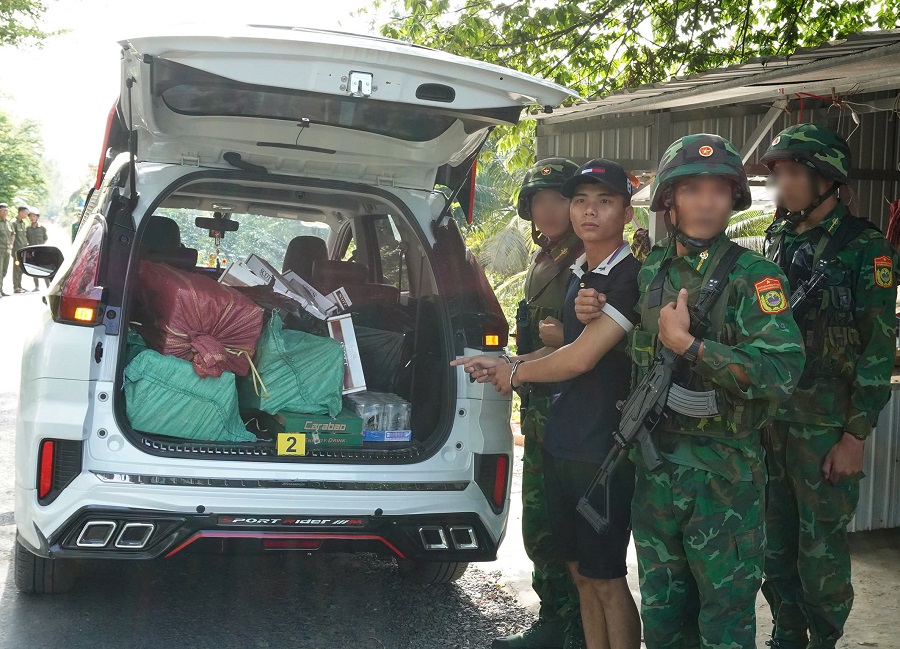 Bắt đối tượng sử dụng ô tô vận chuyển 3.000 bao thuốc lá ngoại nhập lậu