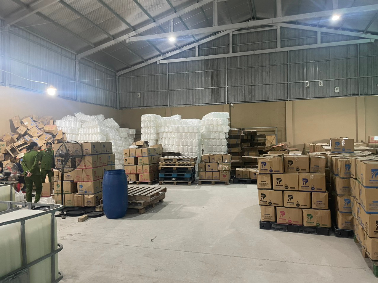 Hà Nội: Triệt phá đường dây sản xuất hơn 18.000 túi nước giặt xâm phạm nhãn hiệu