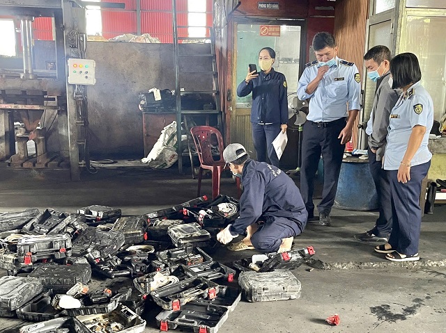 Tập kết hàng hoá vi phạm về Nhà máy tái chế và xử lý chất thải nguy hại Hậu Sanh. Ảnh: P-Thảo Tập kết hàng hoá vi phạm về Nhà máy tái chế và xử lý chất thải nguy hại Hậu Sanh. Ảnh: P-Thảo