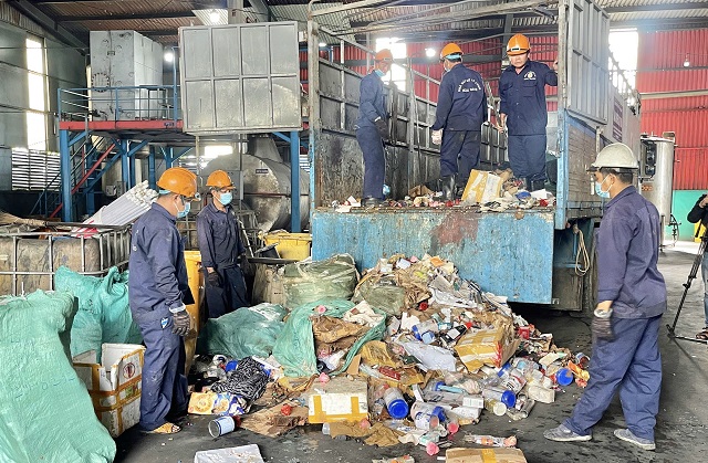 Phân loại hàng hoá vi phạm để thực hiện phương pháp tiêu huỷ phù hợp. Ảnh: Phương Thảo. Phân loại hàng hoá vi phạm để thực hiện phương pháp tiêu huỷ phù hợp. Ảnh: Phương Thảo.