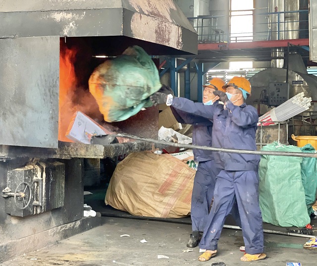 Công nhân Công ty Hậu Sanh đưa tang vật vi phạm vào lò đốt để tiêu huỷ. Ảnh: P-Thảo. Công nhân Công ty Hậu Sanh đưa tang vật vi phạm vào lò đốt để tiêu huỷ. Ảnh: P-Thảo.
