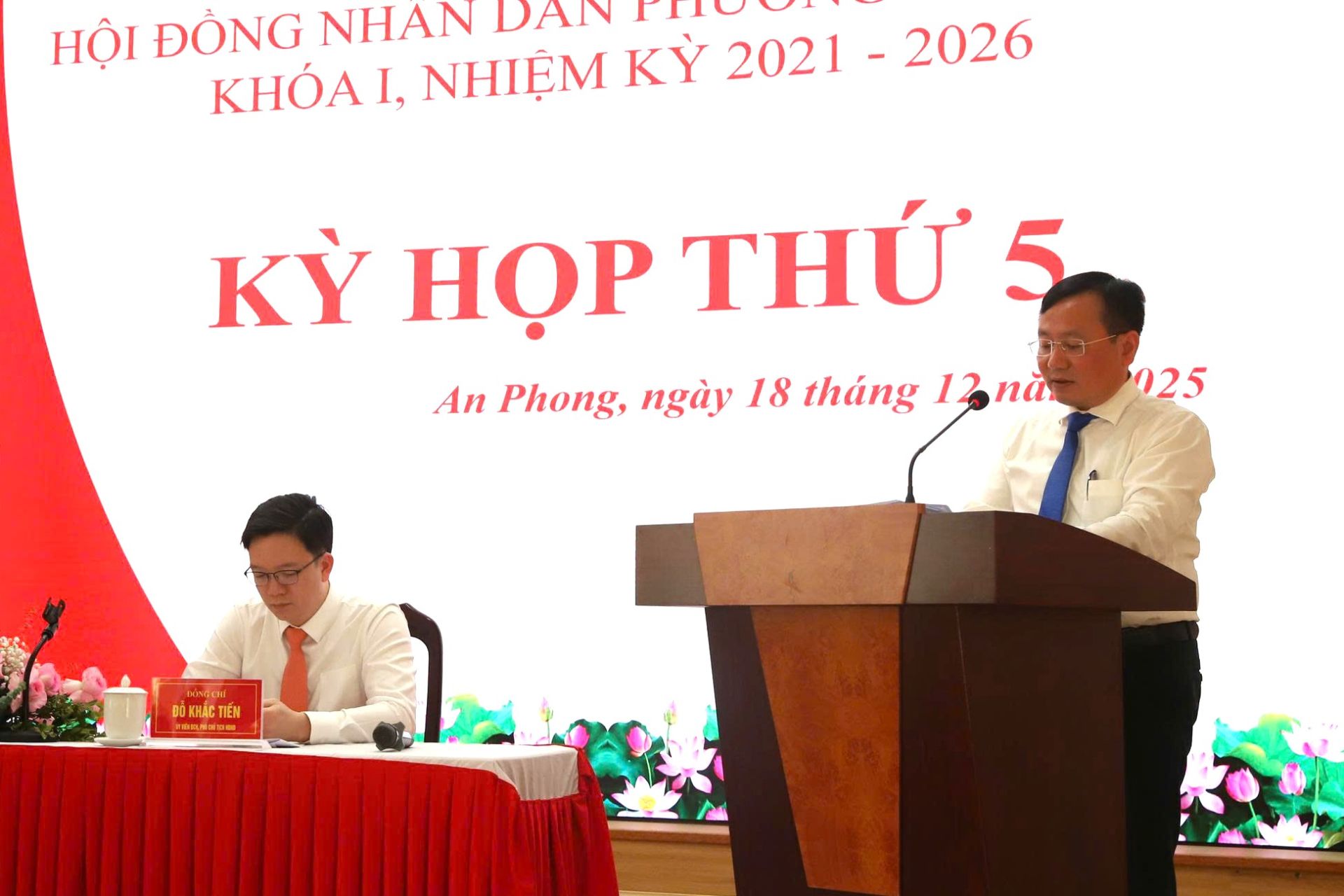 Đồng chí Trần Văn Hải, Phó Chủ tịch UBND phường trả lời chất vấn một số nội dung cử tri quan tâm. Đồng chí Trần Văn Hải, Phó Chủ tịch UBND phường trả lời chất vấn một số nội dung cử tri quan tâm.