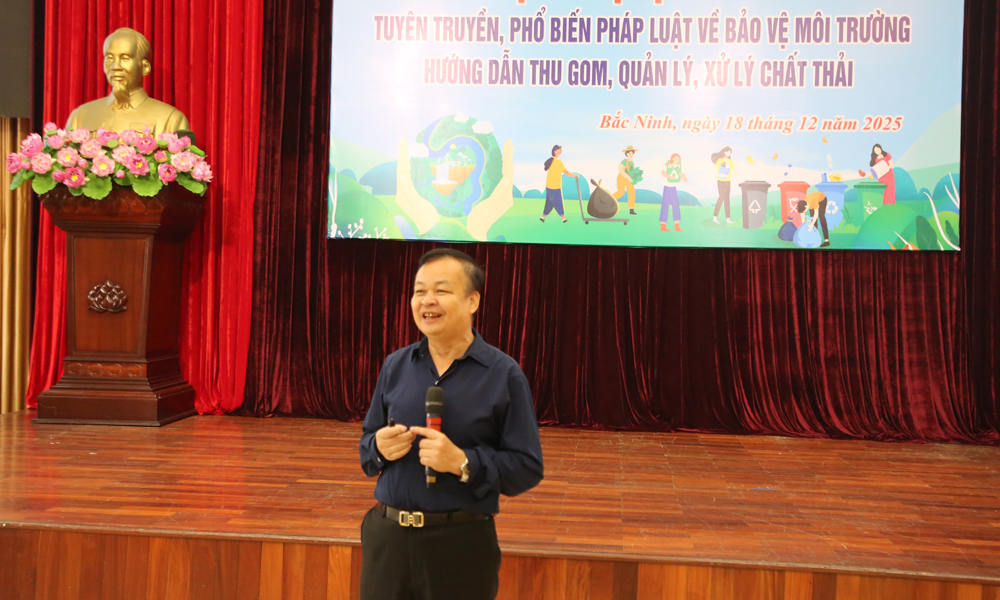 Chuy&ecirc;n gia truyền đạt c&aacute;c nội dung cơ bản của Luật Bảo vệ m&ocirc;i trường.