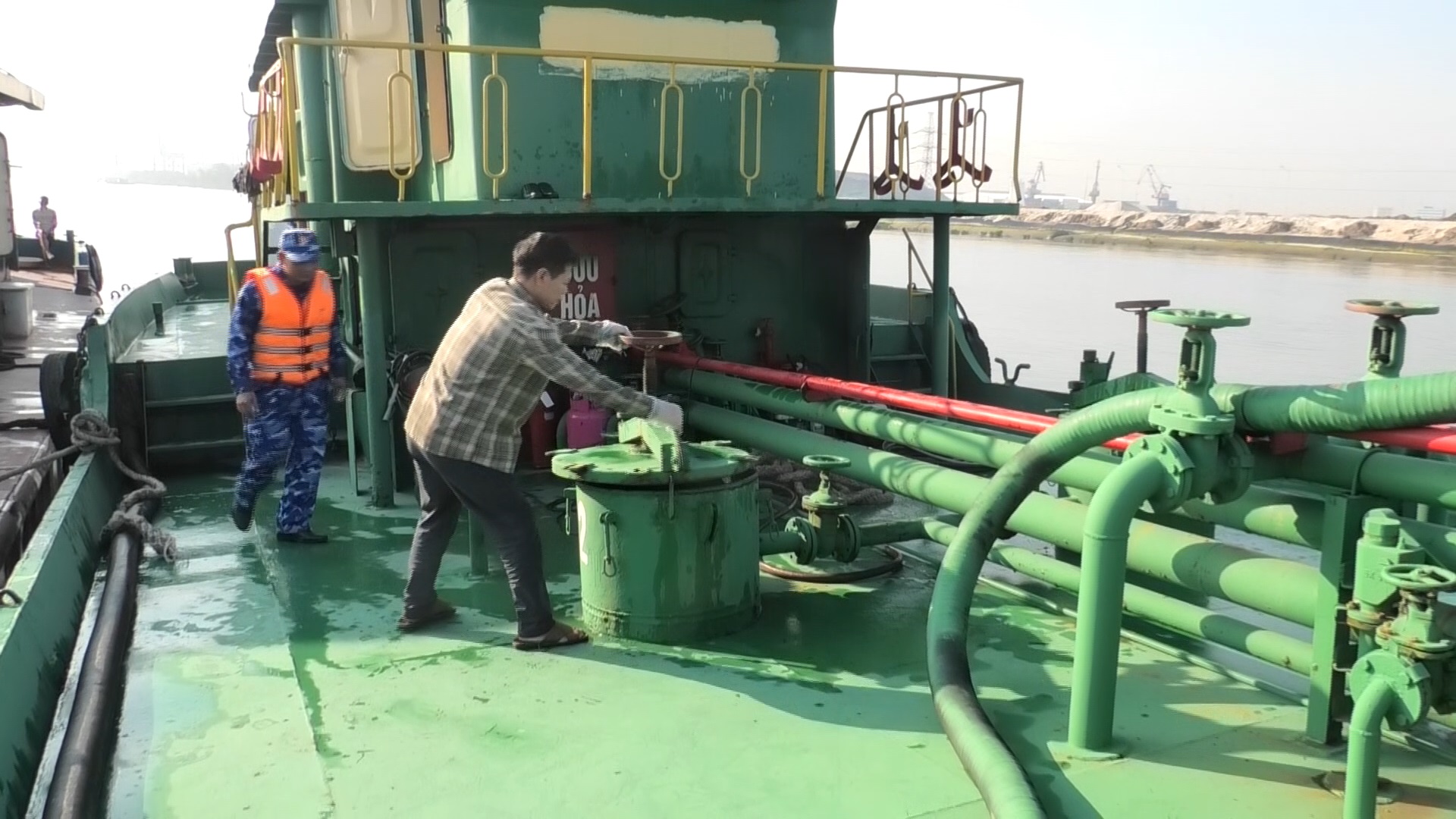 Cảnh sát biển tạm giữ tàu chở 15.000 kg dầu FO không rõ nguồn gốc