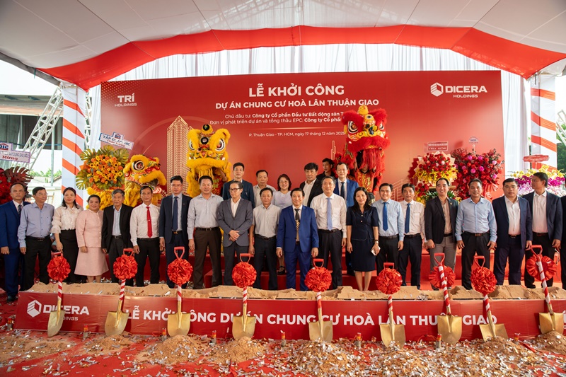 Các đại biểu thực hiện nghi lễ khởi công và chụp hình lưu niệm cùng chủ đầu tư Các đại biểu thực hiện nghi lễ khởi công và chụp hình lưu niệm cùng chủ đầu tư