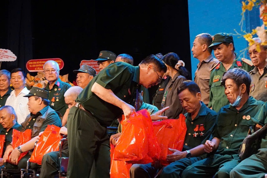 CCB, Doanh nhân Nguyễn Công Trung trao tặng quà cho các thương bệnh binh, cựu thanh niên xung phong nhân kỷ niệm ngày thành lập Quân đội Nhân dân Việt Nam. CCB, Doanh nhân Nguyễn Công Trung trao tặng quà cho các thương bệnh binh, cựu thanh niên xung phong nhân kỷ niệm ngày thành lập Quân đội Nhân dân Việt Nam.