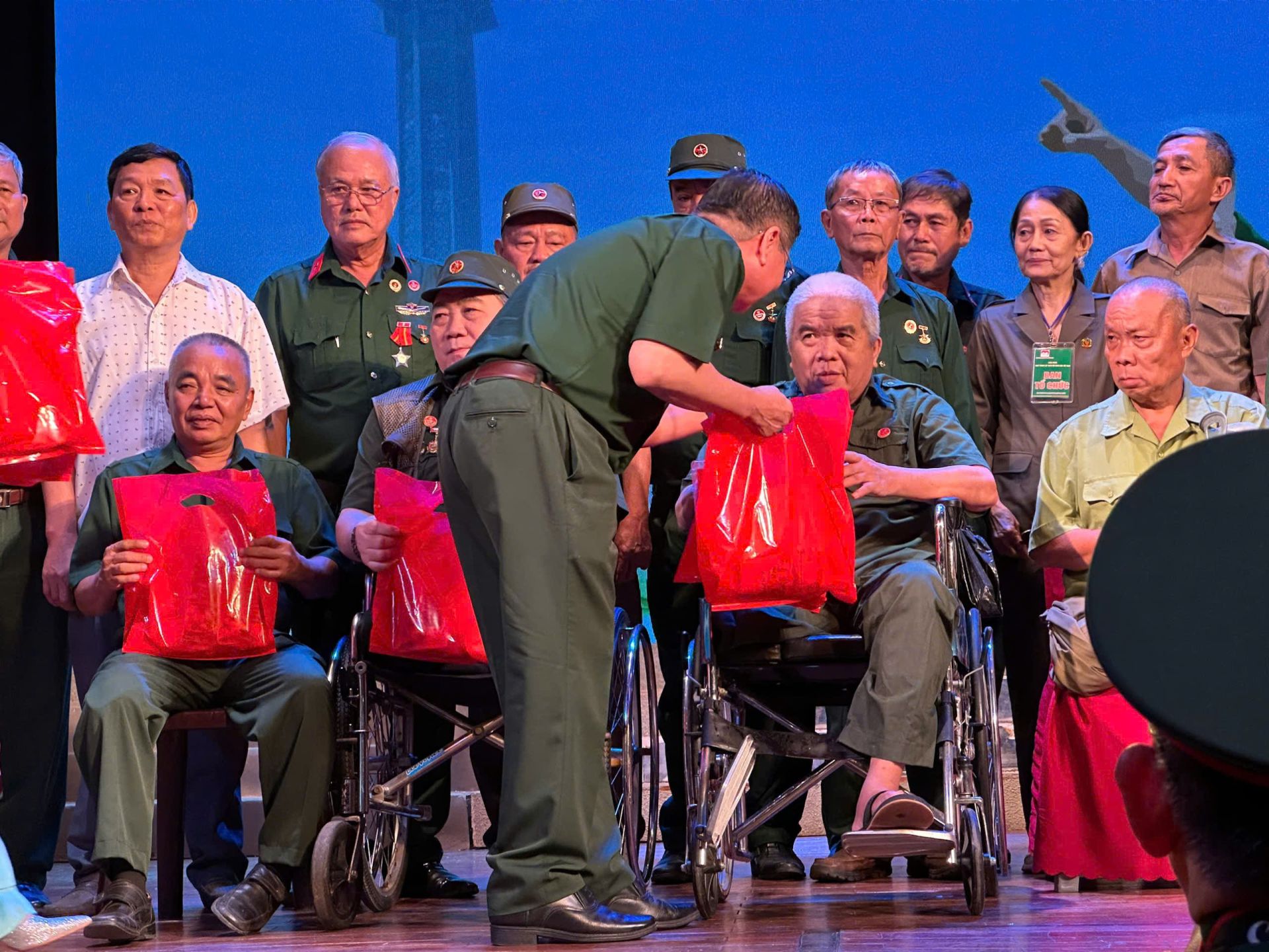 CCB, Doanh nhân Nguyễn Công Trung trao tặng quà cho các thương bệnh binh CCB, Doanh nhân Nguyễn Công Trung trao tặng quà cho các thương bệnh binh