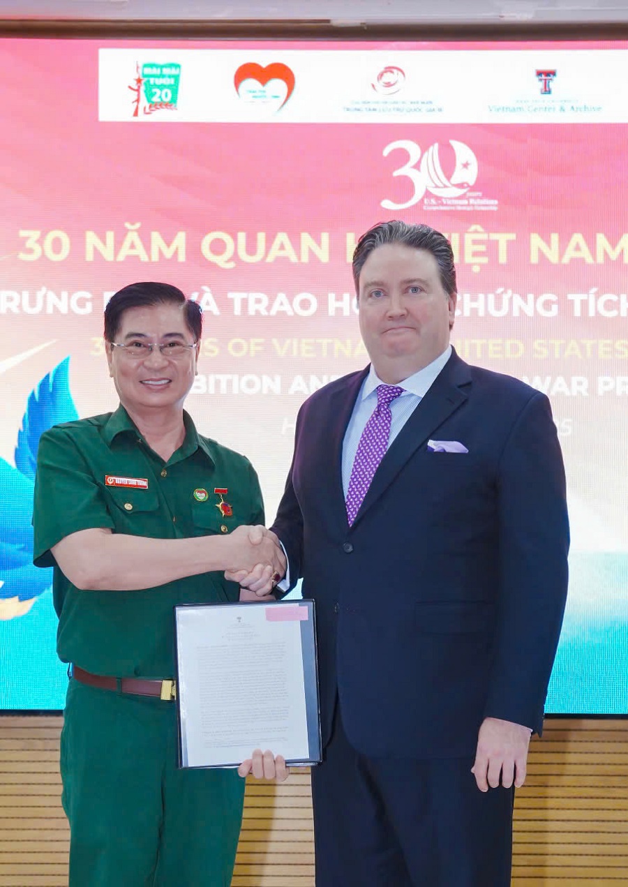 CCB Nguyễn Công Trung, Phó Chủ tịch Tổ chức Trái tim Người lính Việt Nam (trái) nhận hồ sơ gồm các tài liệu liên quan chiến tranh Việt Nam và hồ sơ là thư tay, nhật ký, giấy tờ cá nhân của các liệt sĩ từ Đại sứ Hoa Kỳ tại Việt Nam Marc E. Knapper (phải) CCB Nguyễn Công Trung, Phó Chủ tịch Tổ chức Trái tim Người lính Việt Nam (trái) nhận hồ sơ gồm các tài liệu liên quan chiến tranh Việt Nam và hồ sơ là thư tay, nhật ký, giấy tờ cá nhân của các liệt sĩ từ Đại sứ Hoa Kỳ tại Việt Nam Marc E. Knapper (phải)