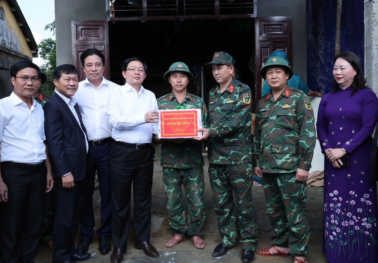 Phó Thủ tướng Hồ Quốc Dũng động viên, tặng quà lực lượng vũ trang đang xây dựng nhà cho gia đình ông Nguyễn Văn Đức (thôn Đồng Xuân) - Ảnh: VGP/Gia Huy Phó Thủ tướng Hồ Quốc Dũng động viên, tặng quà lực lượng vũ trang đang xây dựng nhà cho gia đình ông Nguyễn Văn Đức (thôn Đồng Xuân) - Ảnh: VGP/Gia Huy