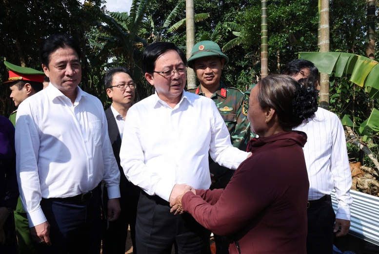 Phó Thủ tướng thăm, động viên, kiểm tra thực tế tiến độ xây dựng nhà ở cho gia đình bà Võ Thị Trâm (thôn Lương Quý Phú) - Ảnh: VGP/Gia Huy Phó Thủ tướng thăm, động viên, kiểm tra thực tế tiến độ xây dựng nhà ở cho gia đình bà Võ Thị Trâm (thôn Lương Quý Phú) - Ảnh: VGP/Gia Huy