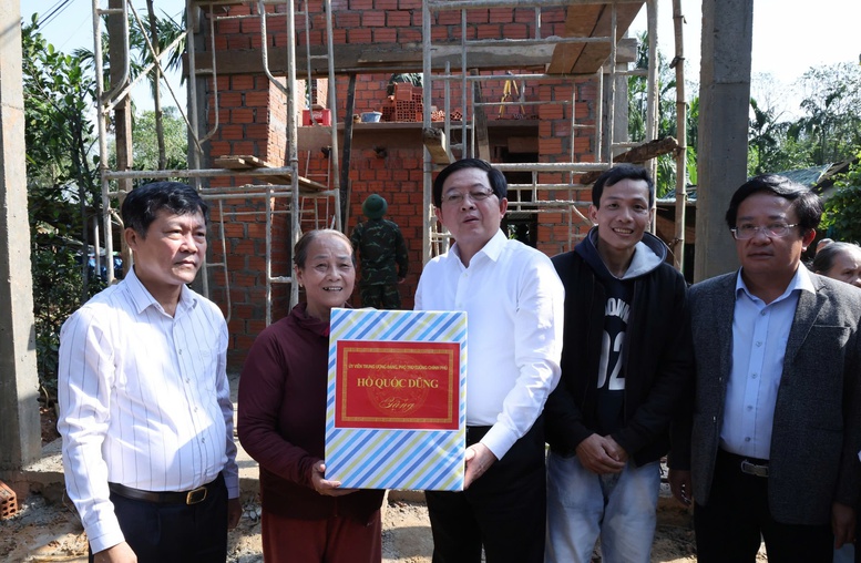 Phó Thủ tướng động viên, tặng quà gia đình bà Võ Thị Trâm (thôn Lương Quý Phú) - Ảnh: VGP/Gia Huy Phó Thủ tướng động viên, tặng quà gia đình bà Võ Thị Trâm (thôn Lương Quý Phú) - Ảnh: VGP/Gia Huy