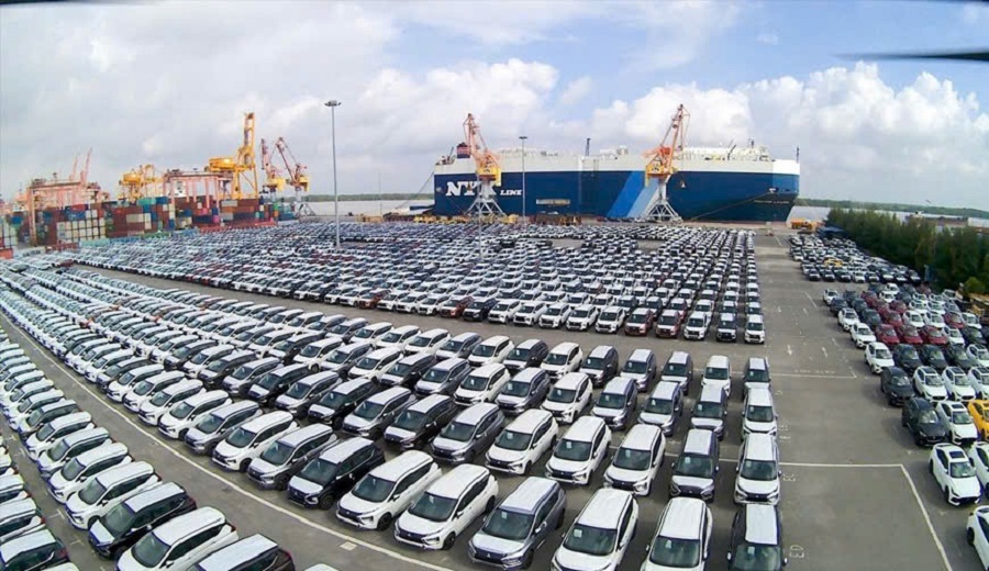 Ô tô nhập khẩu dồn dập về TP.HCM trước Tết Nguyên đán 2026