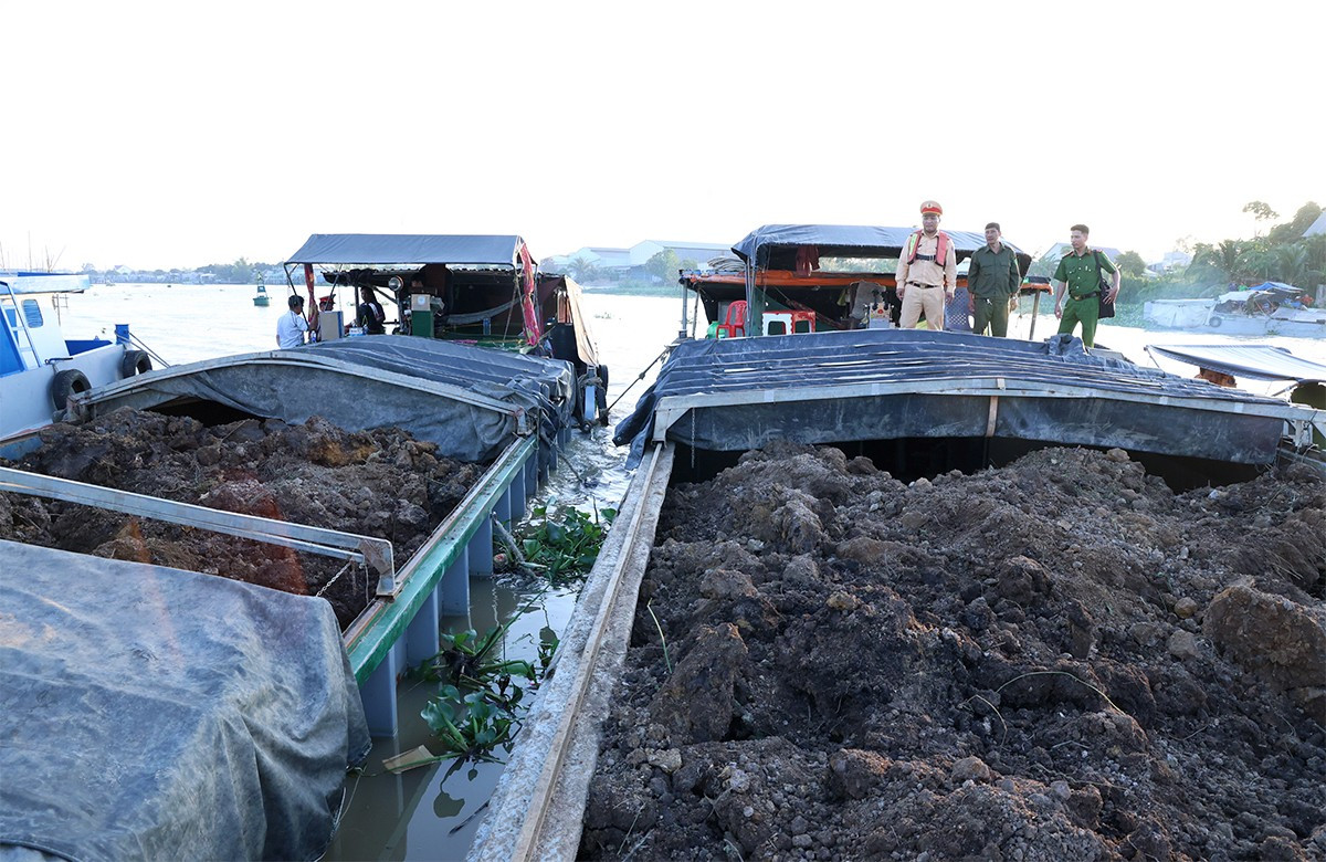 An Giang phát hiện, bắt giữ 7 tàu chở đất không có hóa đơn, chứng từ hợp pháp