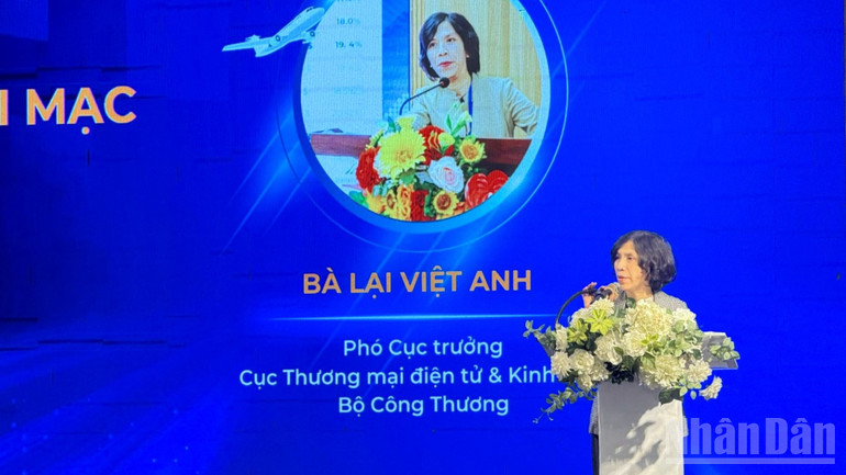 Bà Lại Việt Anh, Phó Cục trưởng Cục Thương mại điện tử và Kinh tế số phát biểu tại diễn đàn. (Ảnh: nhandan.vn) Bà Lại Việt Anh, Phó Cục trưởng Cục Thương mại điện tử và Kinh tế số phát biểu tại diễn đàn. (Ảnh: nhandan.vn)