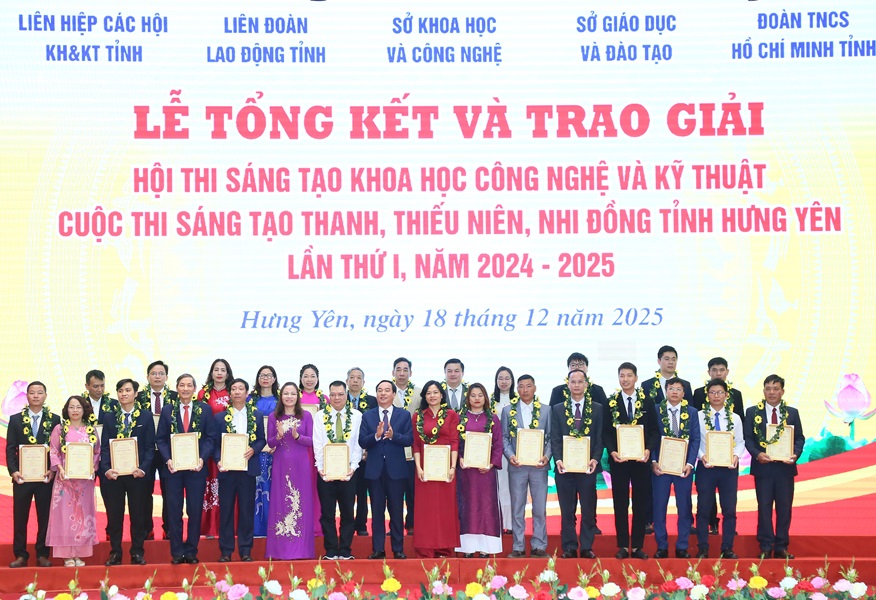 Lãnh đạo tỉnh Hưng Yên trao Bằng chứng nhận cho các tác giả, nhóm tác giả đạt giải Nhì, giải Ba tại Hội thi Sáng tạo Khoa học, Công nghệ và Kỹ thuật. Lãnh đạo tỉnh Hưng Yên trao Bằng chứng nhận cho các tác giả, nhóm tác giả đạt giải Nhì, giải Ba tại Hội thi Sáng tạo Khoa học, Công nghệ và Kỹ thuật.