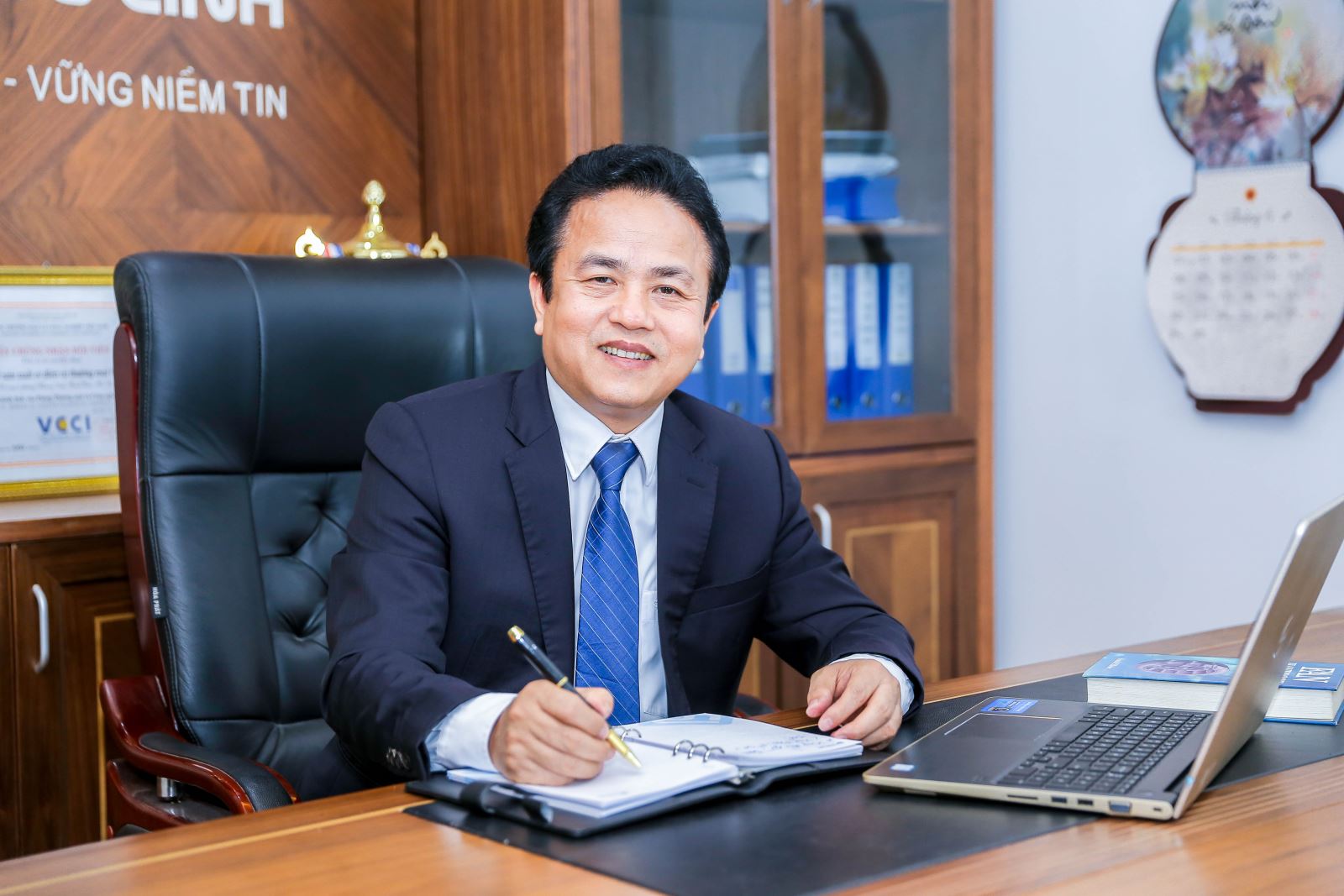 Gi&aacute;o sư, Tiến sĩ, doanh nh&acirc;n Trần Văn L&ecirc;, Chủ tịch HĐQT ki&ecirc;m Tổng Gi&aacute;m đốc C&ocirc;ng ty Cổ phần Tập đo&agrave;n Cơ điện Phương Linh