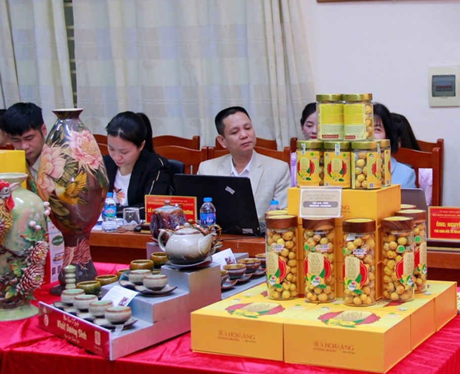 Các sản phẩm tham gia đánh giá, phân hạng OCOP tại chương trình. Các sản phẩm tham gia đánh giá, phân hạng OCOP tại chương trình.