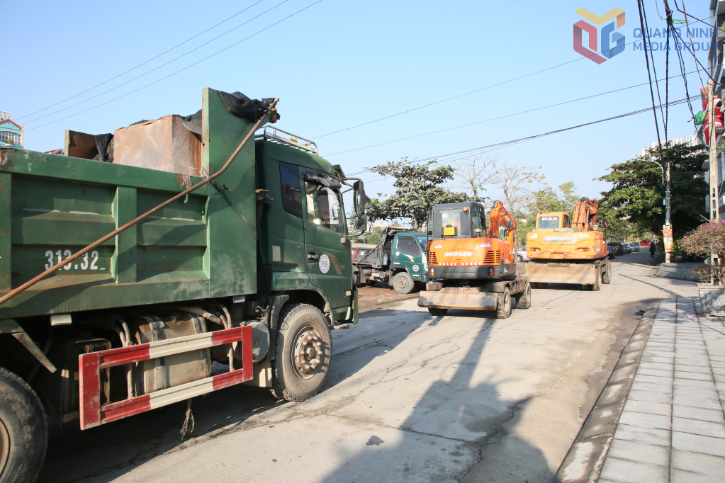 Phương tiện, m&aacute;y m&oacute;c được c&aacute;c nh&agrave; thầu huy động để triển khai c&aacute;c dự &aacute;n cải tạo, n&acirc;ng cấp, chỉnh trang đ&ocirc; thị v&agrave; cải thiện m&ocirc;i trường tr&ecirc;n địa b&agrave;n phường Cao Xanh.