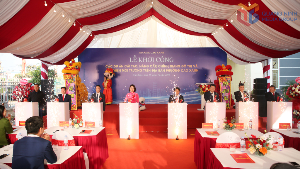 C&aacute;c đại biểu thực hiện nghi thức nhấn n&uacute;t ph&aacute;t lệnh khởi c&ocirc;ng c&aacute;c dự &aacute;n.