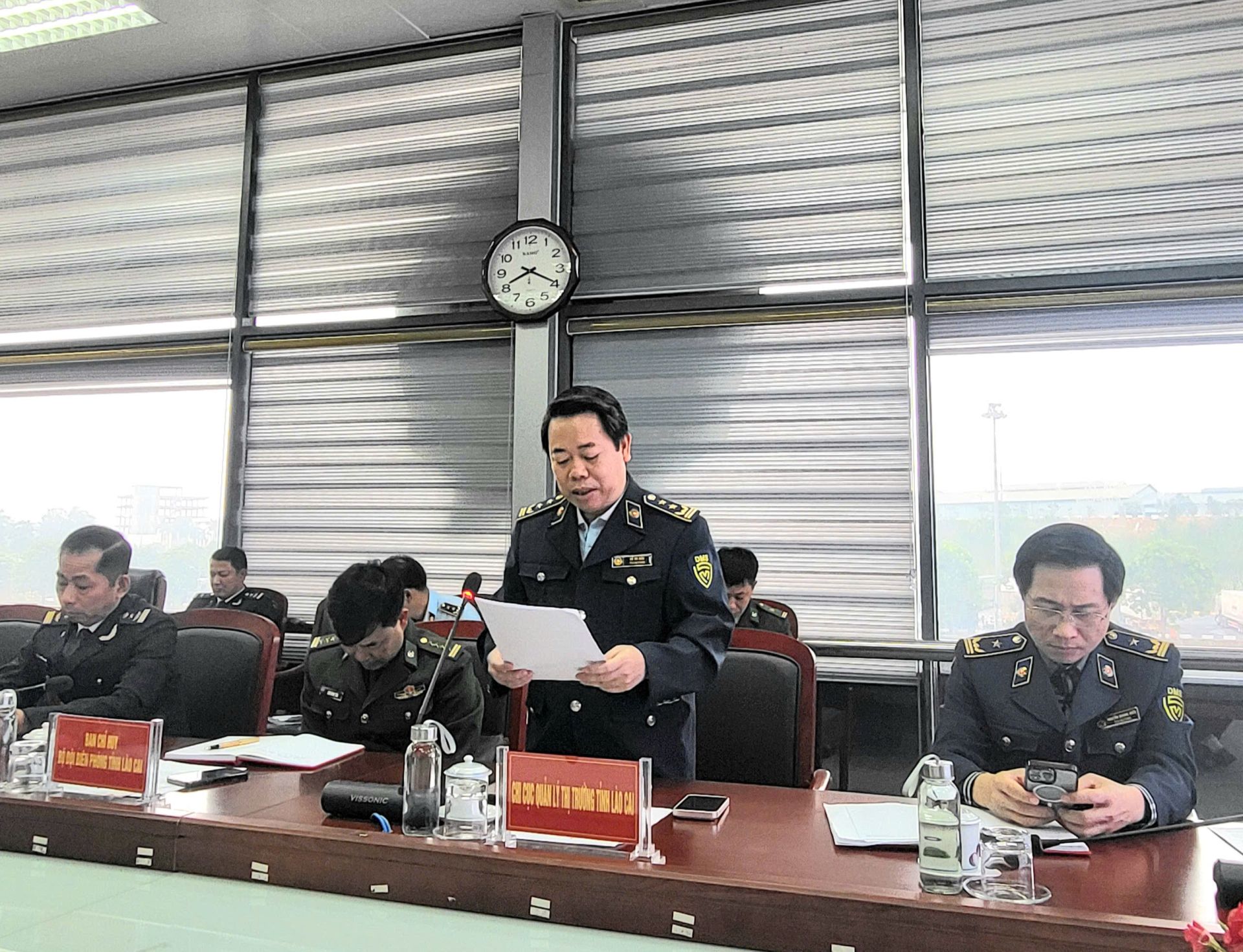 Lãnh đạo Chi cục Quản lý Thị trường tỉnh báo cáo kết quả công tác chống buôn lậu, gian lận thương mại và hàng giả trên địa bàn. Ảnh: TH Lãnh đạo Chi cục Quản lý Thị trường tỉnh báo cáo kết quả công tác chống buôn lậu, gian lận thương mại và hàng giả trên địa bàn. Ảnh: TH