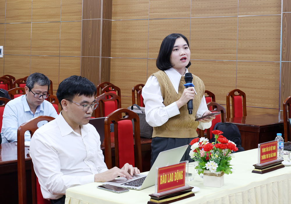 Phóng viên Đồng Thúy, cơ quan thường trú Thông tấn xã Việt Nam tại tỉnh Bắc Ninh trao đổi tại hội nghị. Phóng viên Đồng Thúy, cơ quan thường trú Thông tấn xã Việt Nam tại tỉnh Bắc Ninh trao đổi tại hội nghị.