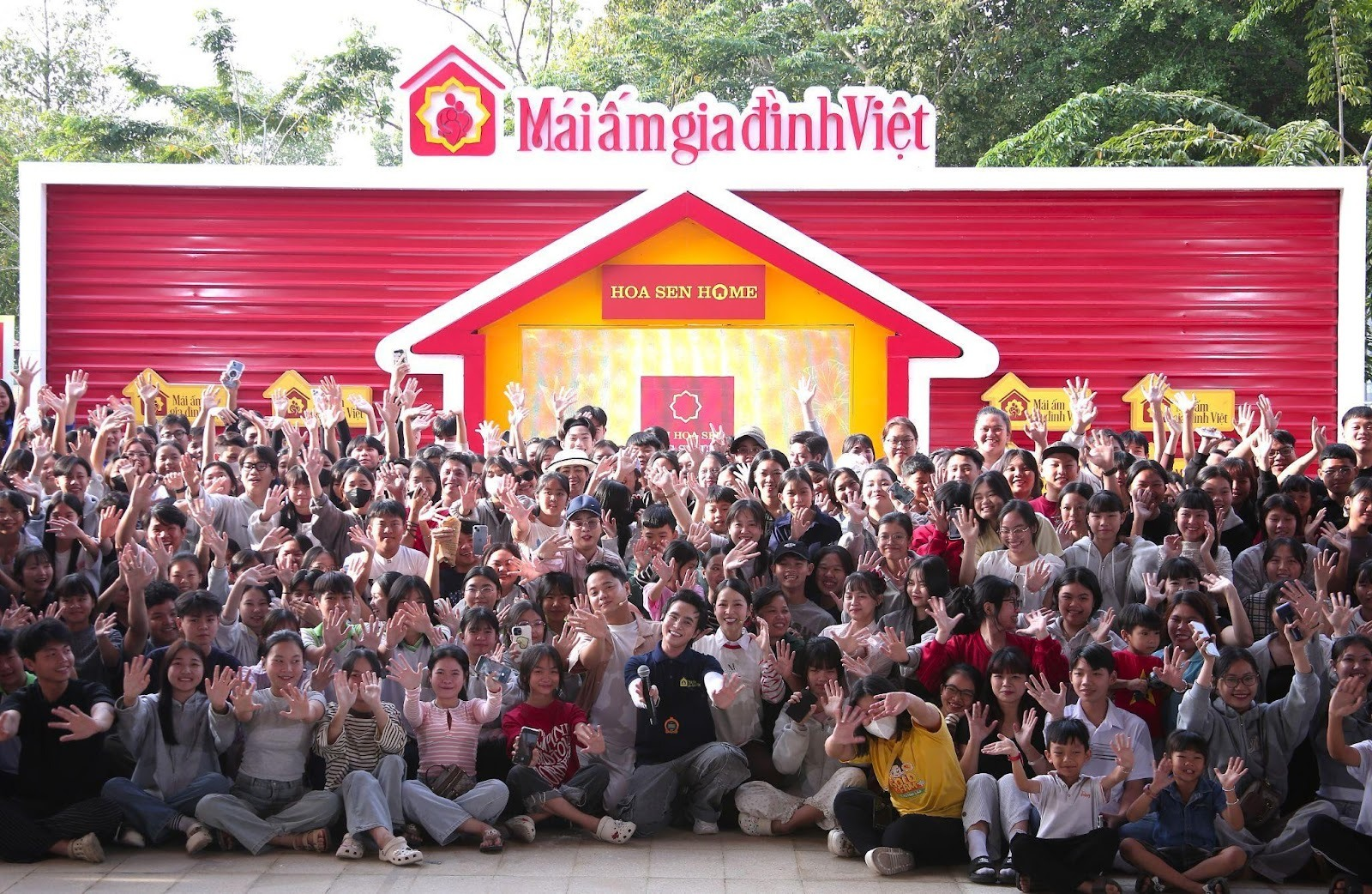 “Mái ấm gia đình Việt” trao 2,5 tỷ đồng cho hộ nghèo tại Tây Ninh