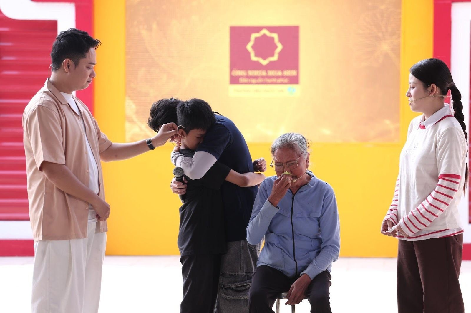 B&ecirc;n cạnh tiếng cười th&igrave; kh&ocirc;ng thể thiếu những khoảnh khắc lắng đọng, x&uacute;c động c&ugrave;ng c&aacute;c em nhỏ