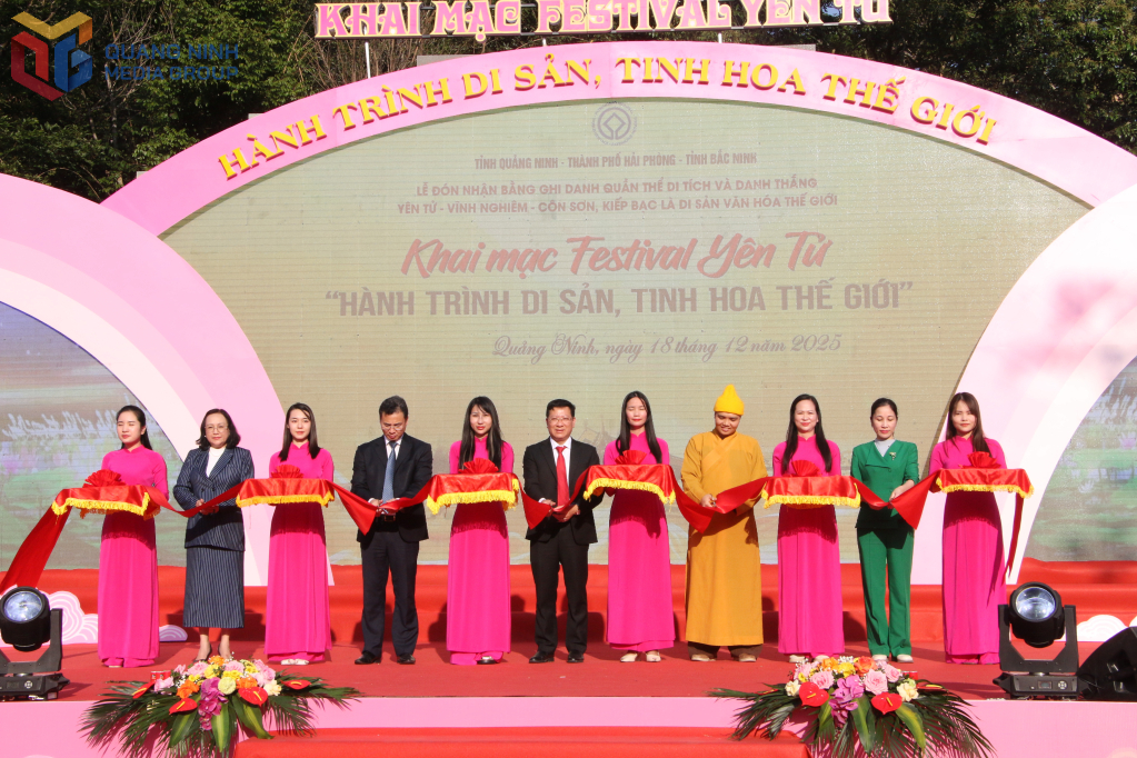 Các đại biểu cắt băng khai mạc Festival Yên Tử “Hành trình di sản - Tinh hoa thế giới”. Các đại biểu cắt băng khai mạc Festival Yên Tử “Hành trình di sản - Tinh hoa thế giới”.
