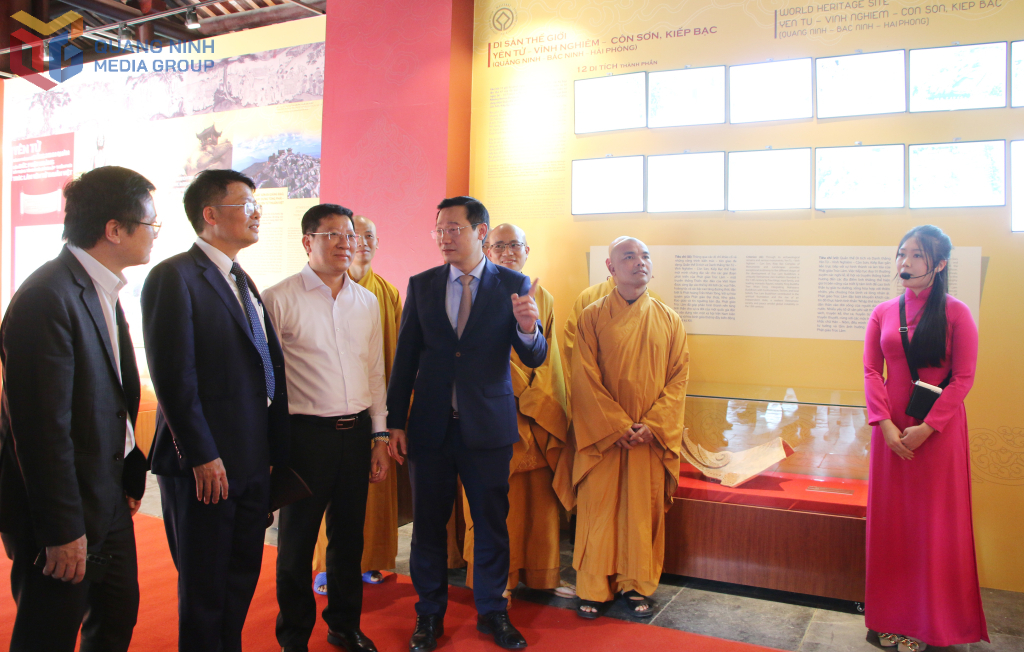 Các đại biểu tham quan Triển lãm thành tựu “Di sản ngàn năm Yên Tử - Vĩnh Nghiêm - Côn Sơn, Kiếp Bạc”. Các đại biểu tham quan Triển lãm thành tựu “Di sản ngàn năm Yên Tử - Vĩnh Nghiêm - Côn Sơn, Kiếp Bạc”.