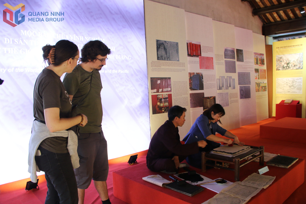 Du khách tìm hiểu về Mộc bản chùa Vĩnh Nghiêm tại triển lãm thành tựu “Di sản ngàn năm Yên Tử - Vĩnh Nghiêm - Côn Sơn, Kiếp Bạc”. Du khách tìm hiểu về Mộc bản chùa Vĩnh Nghiêm tại triển lãm thành tựu “Di sản ngàn năm Yên Tử - Vĩnh Nghiêm - Côn Sơn, Kiếp Bạc”.