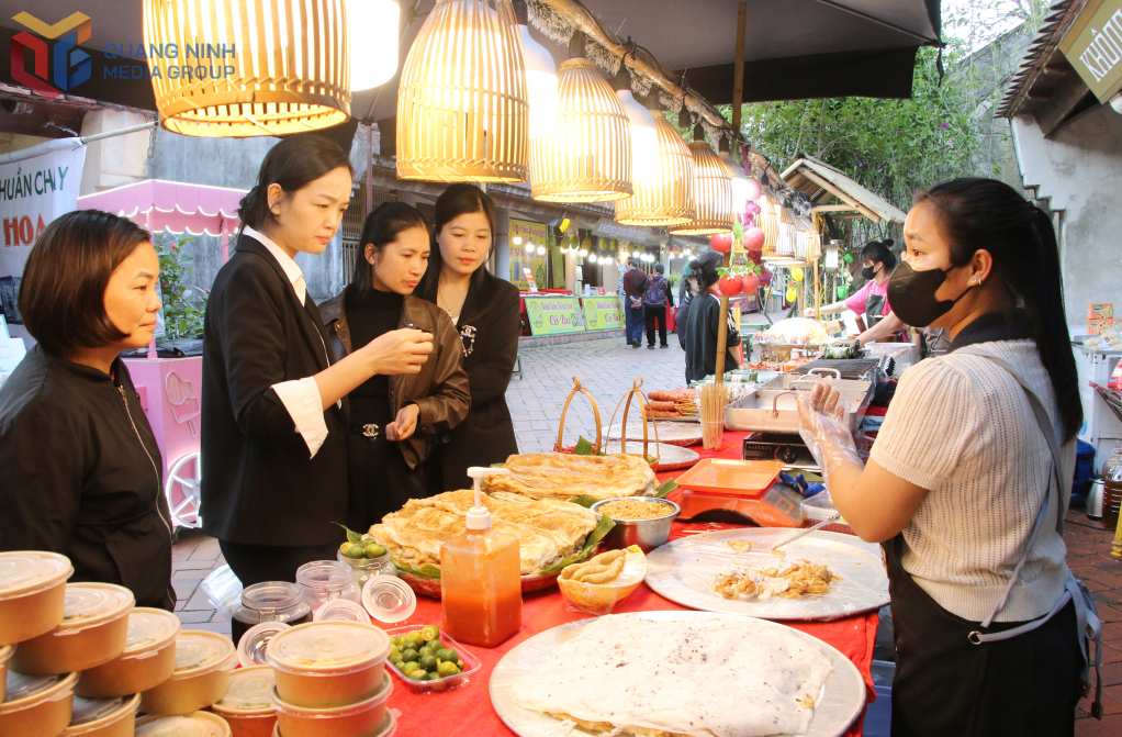 Du khách thưởng thức ẩm thực đặc trưng các địa phương tại lễ hội ẩm thực. Du khách thưởng thức ẩm thực đặc trưng các địa phương tại lễ hội ẩm thực.
