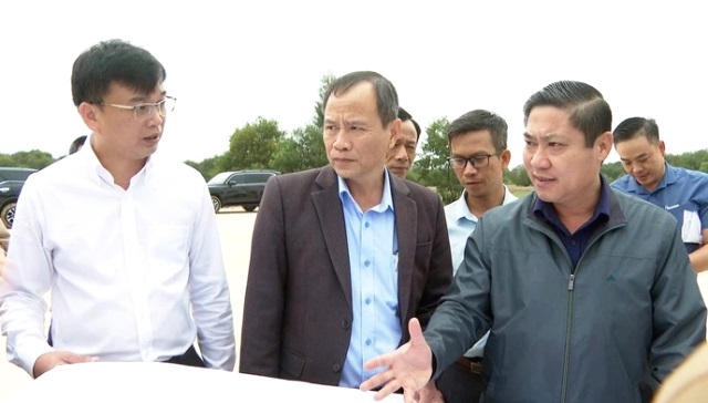 Ông Phan Thái Bình, Phó Chủ tịch UBND TP. Đà Nẵng (phải) cùng ông Lê Hùng Anh kiểm tra thực tế trước ngày khởi công dự án. Ông Phan Thái Bình, Phó Chủ tịch UBND TP. Đà Nẵng (phải) cùng ông Lê Hùng Anh kiểm tra thực tế trước ngày khởi công dự án.