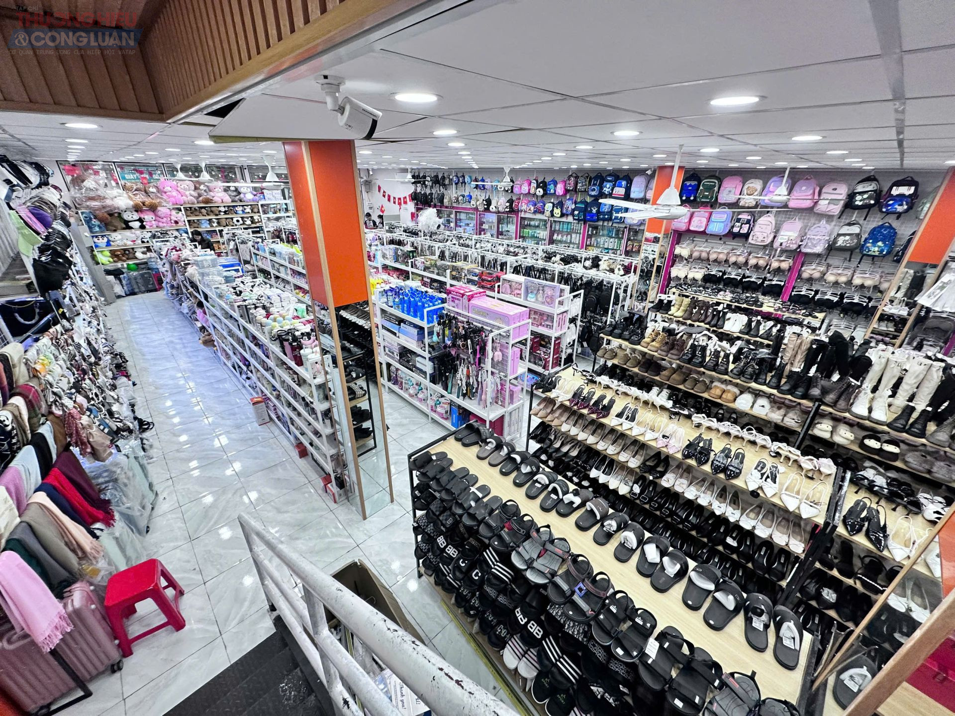 Tầng 1 cửa hàng Vân Ruby Tầng 1 cửa hàng Vân Ruby