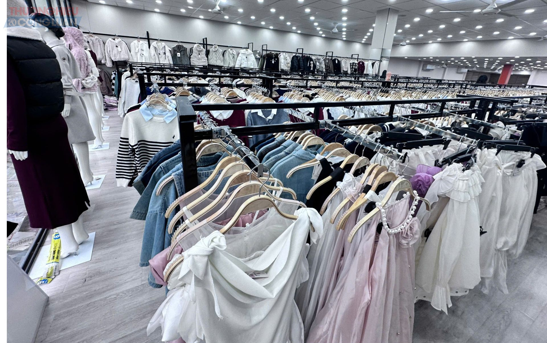 Tầng 2 cửa hàng Vân Ruby Tầng 2 cửa hàng Vân Ruby