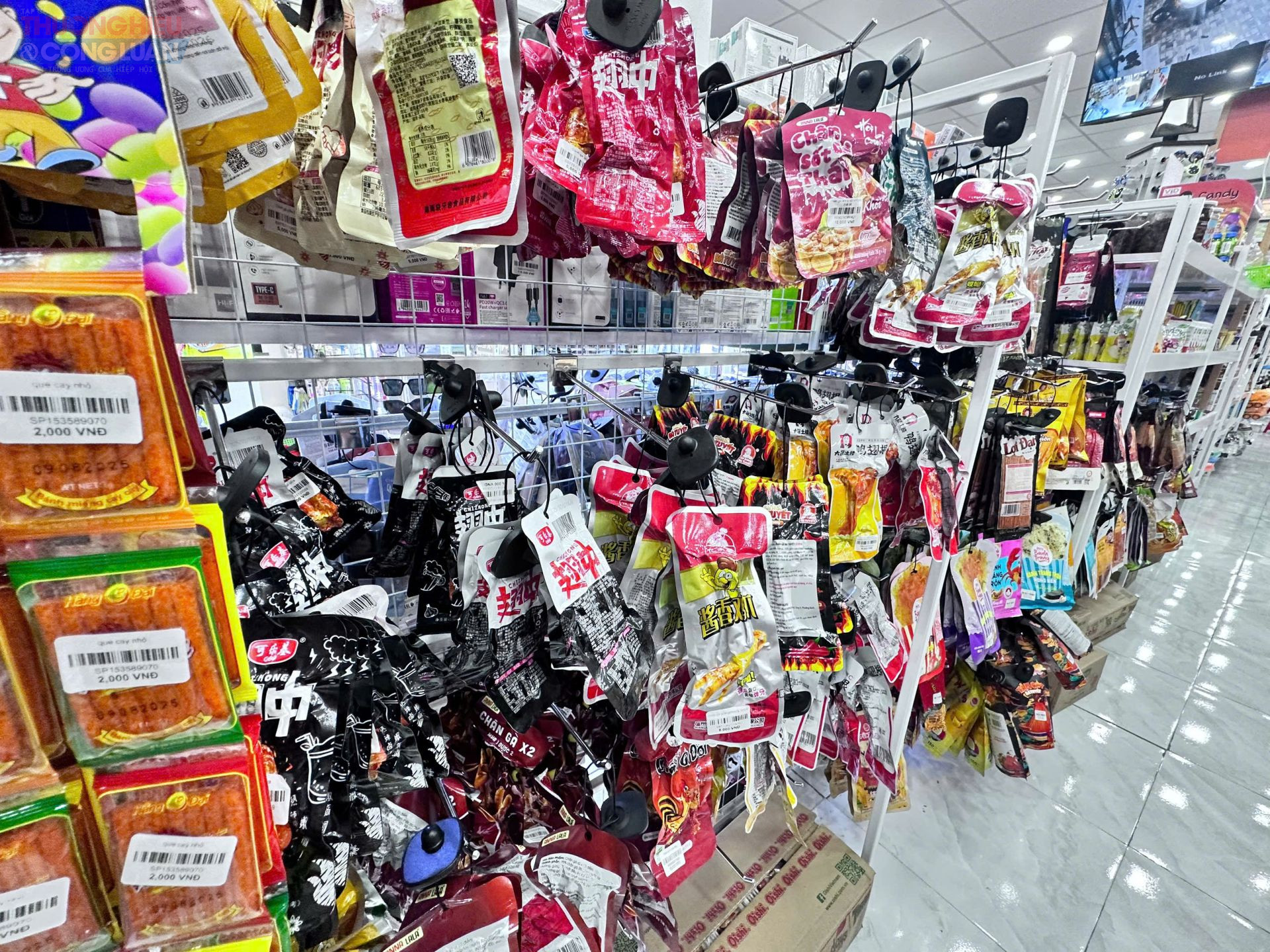 Khu vực bày bán thực phẩm có giá siêu rẻ và 100% chữ nước ngoài không có nhãn phụ. Khu vực bày bán thực phẩm có giá siêu rẻ và 100% chữ nước ngoài không có nhãn phụ.