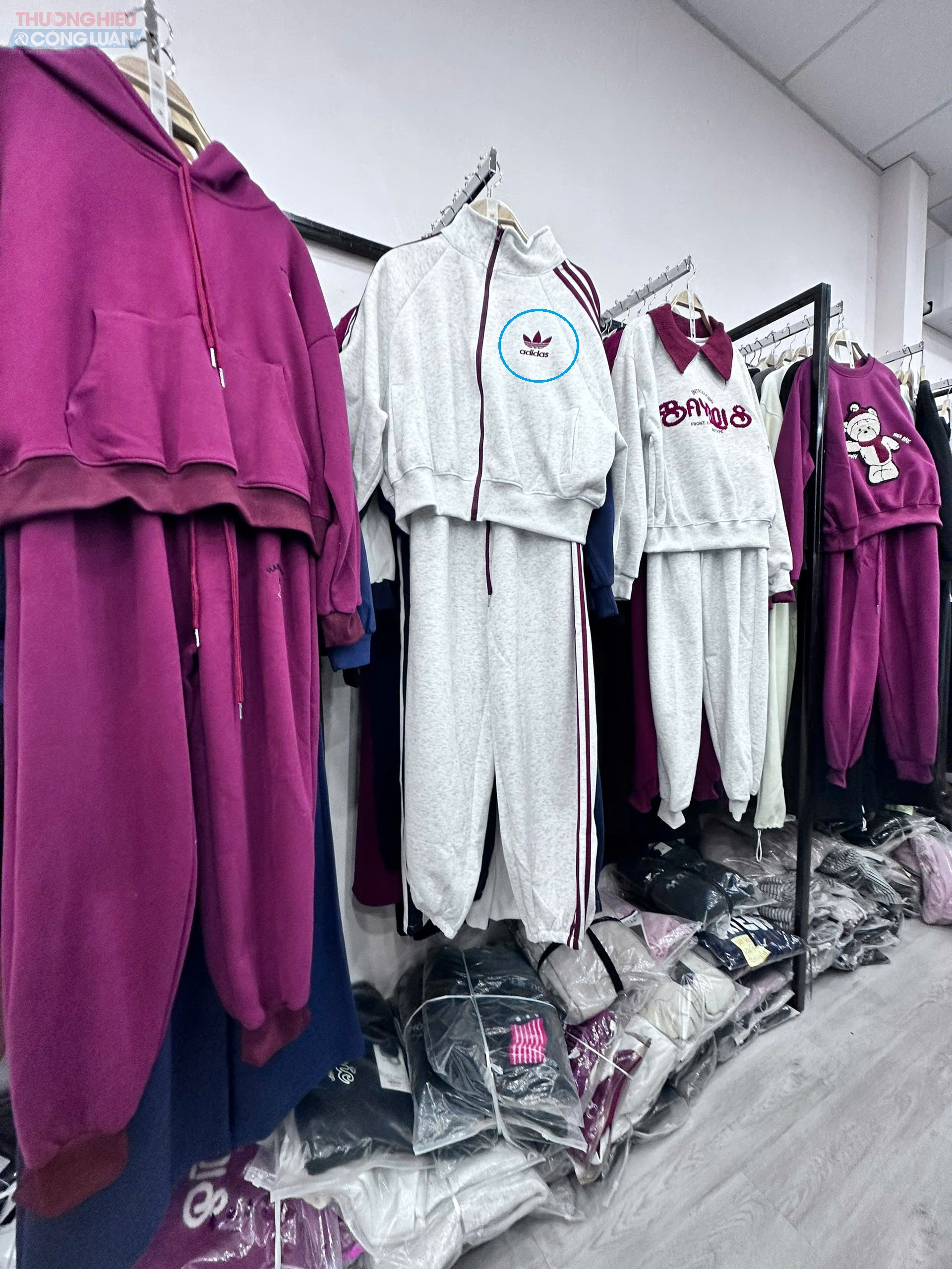 Khu vực bày bán quần áo trên tầng 2 có bày bán cả sản phẩm có dấu hiệu vi phạm QSHTT. Khu vực bày bán quần áo trên tầng 2 có bày bán cả sản phẩm có dấu hiệu vi phạm QSHTT.