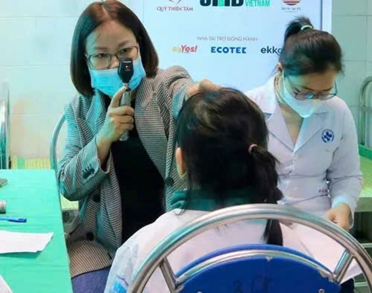 Hưng Yên: Phẫu thuật miễn phí cho trẻ có khuyết tật về mắt