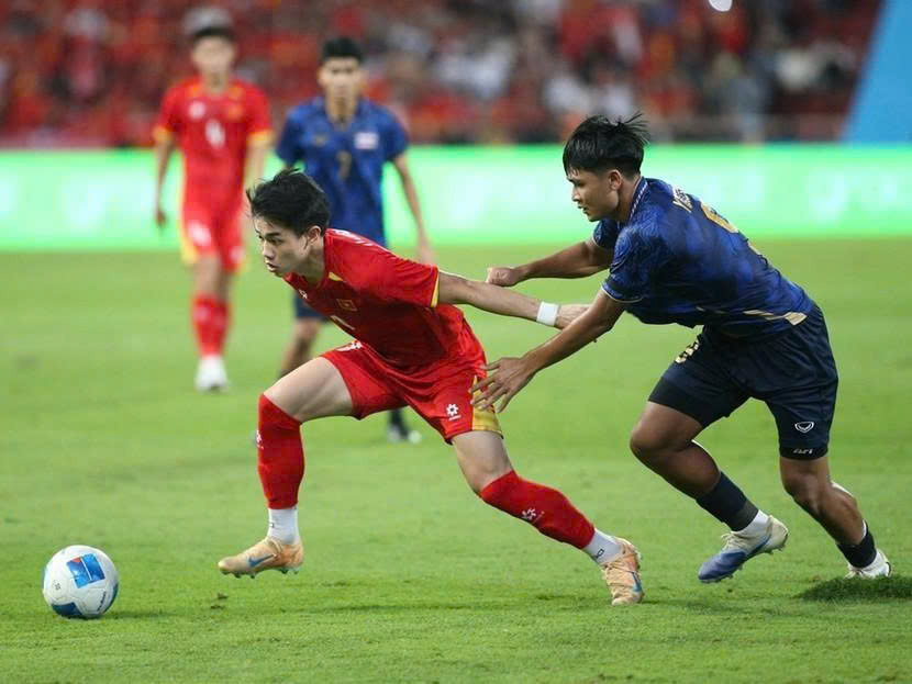 U22 Việt Nam bị U22 Thái Lan (xanh) dẫn 2-0 chỉ sau hơn 30 phút thi đấu U22 Việt Nam bị U22 Thái Lan (xanh) dẫn 2-0 chỉ sau hơn 30 phút thi đấu