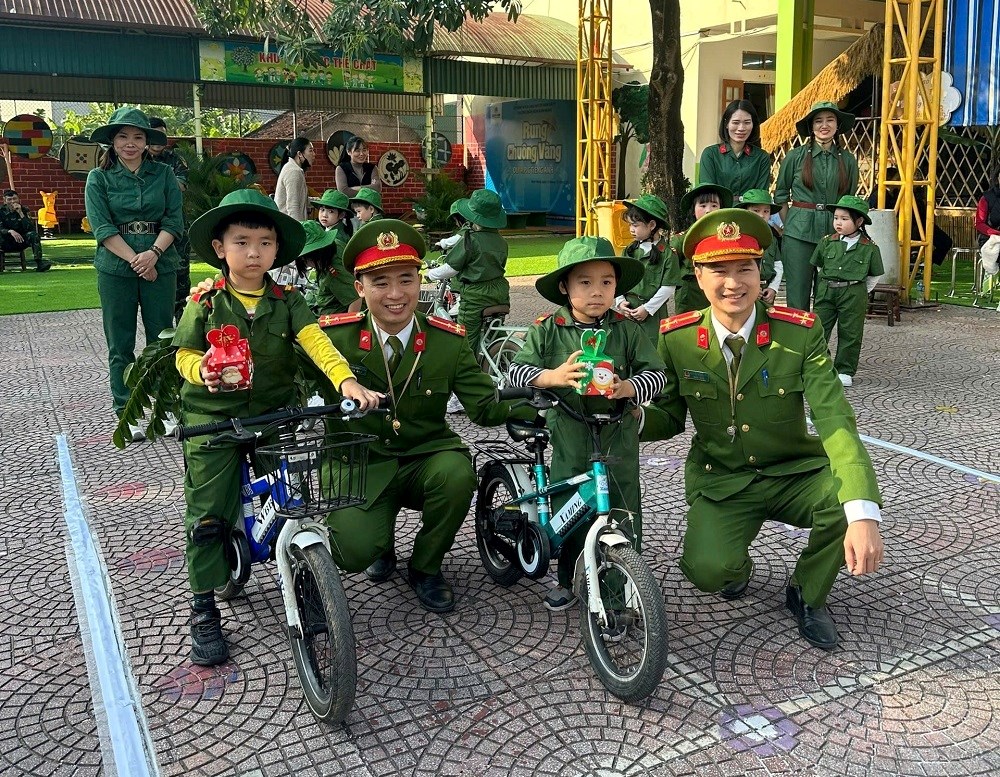 Công an xã Hợp Tiến chung tay xây dựng văn hóa an toàn giao thông cho trẻ em ngay từ bậc mầm non