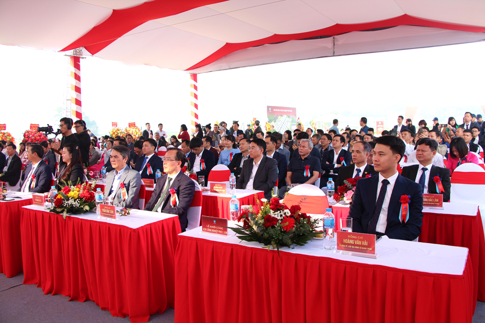 C&aacute;c đại biểu dự buổi lễ.