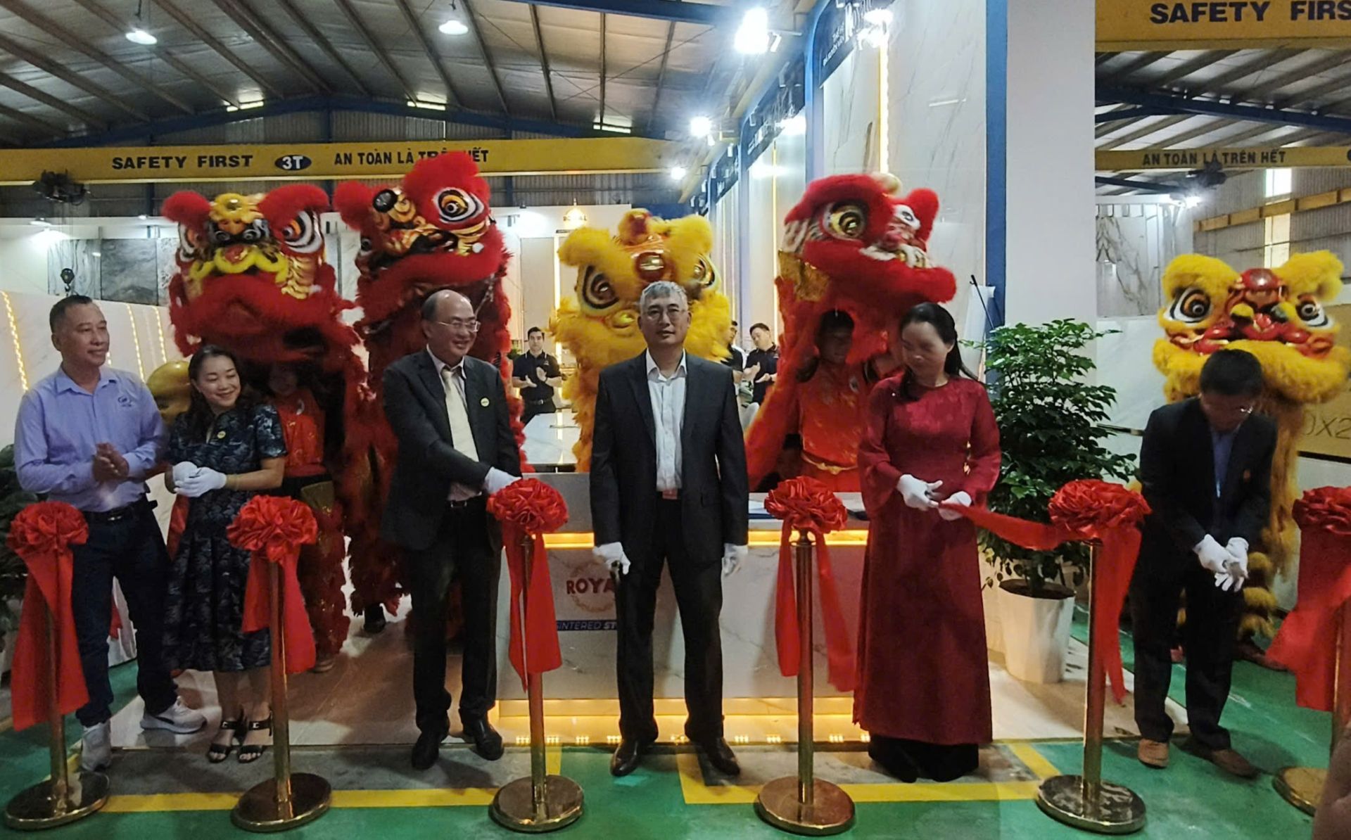 Cắt băng khai trương Trung tâm phân phối và dịch vụ phía Nam của Royal Sintered Stone tại 595 Lê Văn Khương, phường Tân Thới Hiệp, TP. HCM Cắt băng khai trương Trung tâm phân phối và dịch vụ phía Nam của Royal Sintered Stone tại 595 Lê Văn Khương, phường Tân Thới Hiệp, TP. HCM